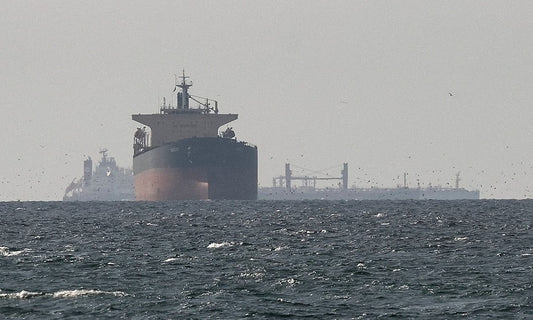 Tàu Hàng Quốc Tế Vẫn Liều Lĩnh Vượt Eo Biển Hormuz Bất Chấp Xung Đột Vì Lợi Nhuận Cao